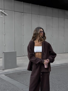 Conjunto de sudadera con capucha marrón oscuro y pantalones anchos de estilo callejero