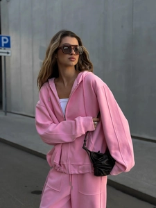 Detalle de la sudadera rosa oversize y pantalones de pierna ancha en algodón suave