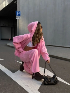 Chándal rosa estilo urbano con sudadera con cremallera y pantalón ancho en exteriores