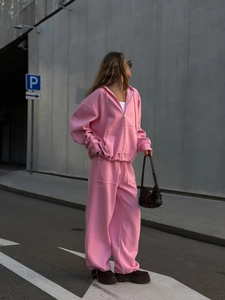 Detalle de conjunto rosa con capucha que muestra el estilo urbano y el corte