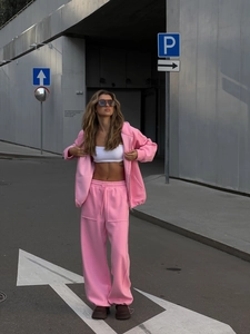 Detalle del conjunto urbano rosa con sudadera con capucha y pantalón de pierna ancha
