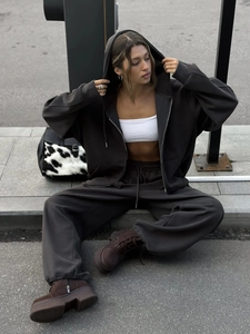 Detalle de conjunto de sudadera con capucha gris oscuro y pantalones de chándal de algodón