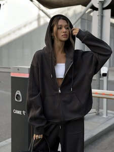 Detalle de la sudadera con capucha oversize gris carbón y pantalón de chándal a juego