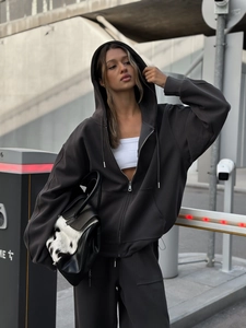 Detalle de conjunto gris oscuro de sudadera con capucha y pantalón jogger a juego