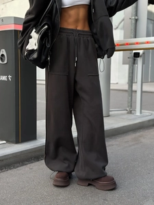 Detalle de los joggers gris oscuro de pierna ancha con cintura alta y bolsillos