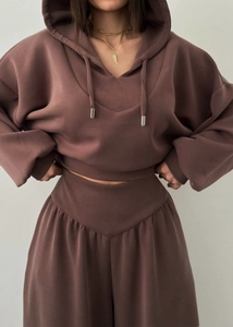 Détail de la taille haute en V sur l'ensemble jogging marron cacao avec pantalon large