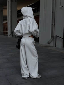 Vista trasera de un chándal gris oversize con sudadera con capucha y pantalón ancho