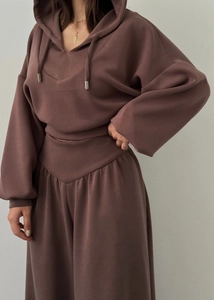 Détails du sweat à capuche marron et du pantalon large à taille haute en tissu texturé