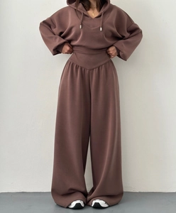Détail d'un ensemble détente marron chocolat avec sweat à capuche et pantalon large