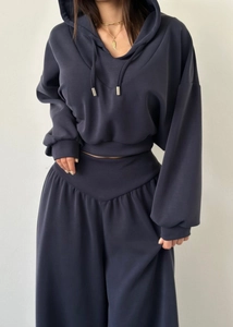 Détail de la texture en maille bleu anthracite du sweat à capuche et du pantalon taille haute