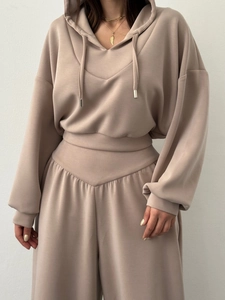 Détail de l'ensemble beige avec pantalon taille en V et sweat à capuche court