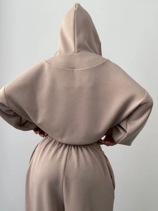 Vue arrière du survêtement kaki pour femme avec sweat à capuche et pantalon de jogging