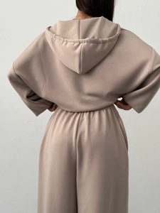 Vue arrière d'un ensemble beige comprenant un sweat à capuche et un pantalon large