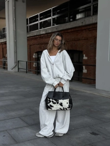 Conjunto urbano gris de sudadera con capucha y cremallera con bolso de estampado vaca