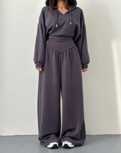 Détail d'un ensemble de détente gris foncé avec sweat à capuche col V et pantalon large