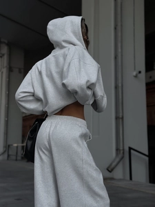 Vista trasera de un conjunto de dos piezas con sudadera gris y pantalones de pierna ancha