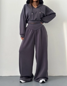 Détail d'un ensemble de survêtement gris foncé avec sweat à capuche col V et pantalon large