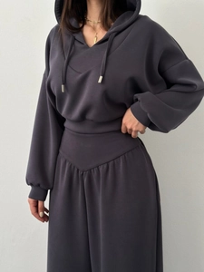 Détail du sweat à capuche col en V et pantalon taille haute en maille mauve foncé
