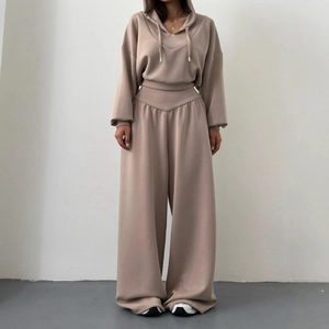 Ensemble détente beige avec sweat à capuche col en V et pantalon large taille haute