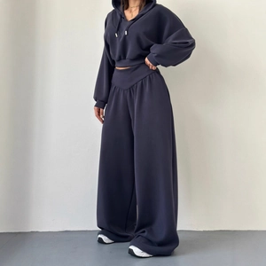 Ensemble détente gris anthracite pour femme avec sweat à capuche et pantalon large