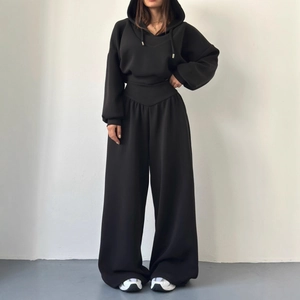 Ensemble décontracté noir deux pièces pour femme avec sweat à capuche et pantalon large