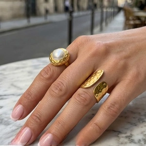 French vintage style set of 18k gold plated hammered ring and round pearl ring on hand