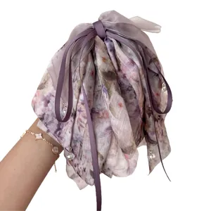 Pinza per capelli in chiffon floreale viola con nastri eleganti e ciondoli di cristallo