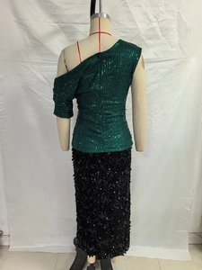 Dettaglio top a paillettes verde scuro monospalla con schiena increspata e gonna nera