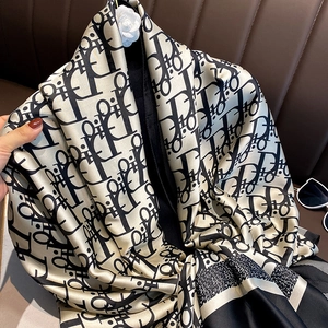 Châle en soie élégant noir et blanc avec motif monogramme oblique et bordure noire
