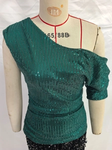 Dettaglio di paillettes verdi su un abito da cocktail bodycon monospalla da donna