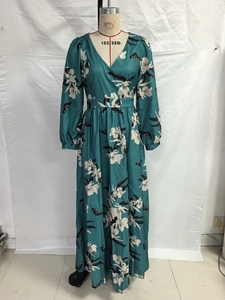 Détail de la robe maxi à manches longues et col en V avec imprimé floral satiné
