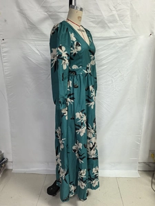 Détail de la robe longue imprimée à col en V avec motif floral vert paon profond