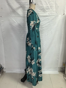 Détail d'une robe longue d'hiver à col en V, manches longues et imprimé fleurs et papillons