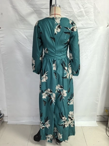 Détail arrière de la robe longue vert foncé à manches longues avec imprimé fleurs papillon