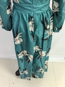Détail d'une robe longue bleu canard à fleurs et papillons avec taille plissée