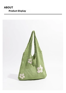 Detail der Stricktasche mit Häkelmaschenstruktur und rosa Blumenmustern