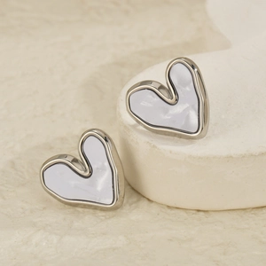 Irregular heart-shaped earrings with shell inlay in 18K gold plated stainless steel