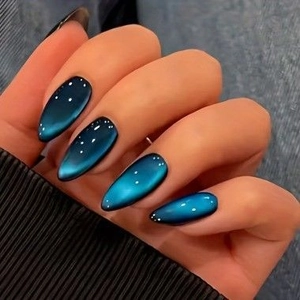 Détails de faux ongles amande œil de chat bleu paon avec reflets aurore boréale