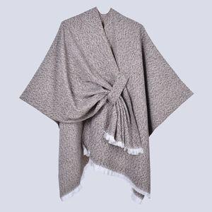 Damen Strickponcho mit Quasten und gedrehtem Knoten in kaffee-beiger Farbmischung
