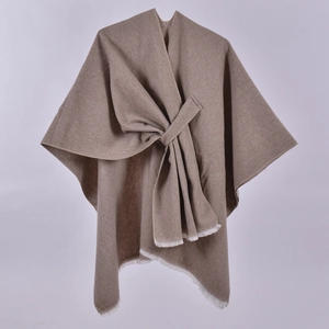 Elegante scialle in maglia color caffè scuro con frange e design avvolgente in vita