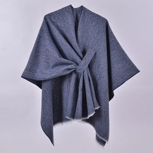 Scialle poncho in maglia grigio-blu tinta unita con dettagli di frange bianche e torsione