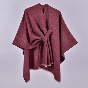 Poncho stile cashmere rosso scuro con taglio asimmetrico, fibbia e bordi con frange