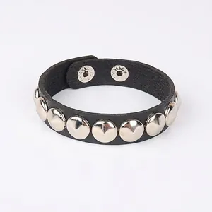 Bracelet punk en cuir PU noir avec clous métalliques argentés et fermoir à bouton-pression