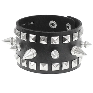 Bracelet punk gothique en cuir noir avec clous carrés et pointes métalliques argent