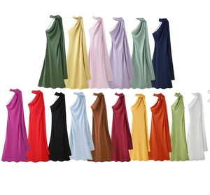 Eine lebendige Farbauswahl an eleganten Satin-Halterkleidern mit Schal-Detail für Damen