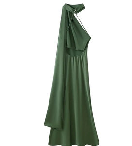 Rückansicht eines grünen Satin-Neckholder-Kleides mit elegantem langen Schärpenschal