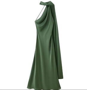 Elegantes moosgrünes Seidensatin-Halterkleid mit raffiniertem, drapierendem Banddetail