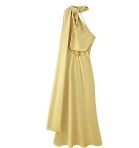 Elegantes champagnerfarbenes Satinkleid mit Neckholder und drapiertem Schal-Detail
