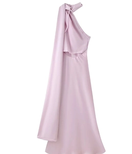 Detailansicht des lila Satin-Neckholder-Kleides mit fließendem Schal und Rückenausschnitt