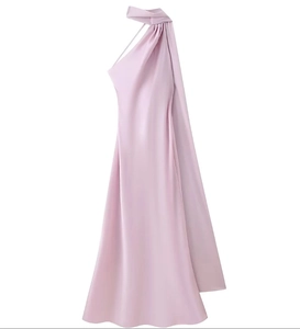 Detail eines eleganten lavendelfarbenen Satin-Neckholder-Kleides mit langem Schal